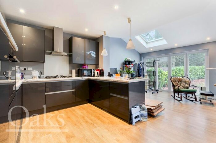 2 Bedroom Flat To Rent In Warham Road, South Croydon CR2