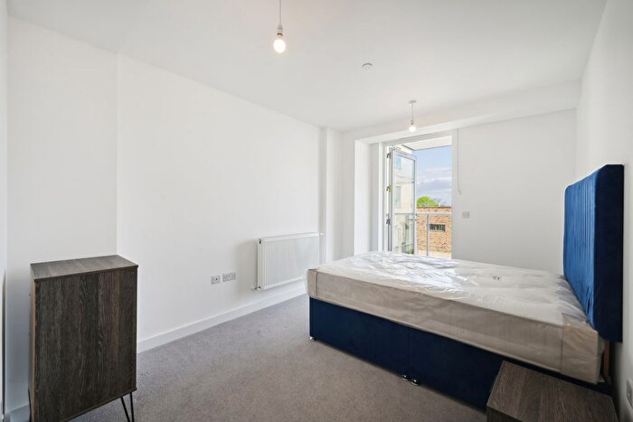 3 Bedroom Flat To Rent In Stylus Place, Hayes, UB3