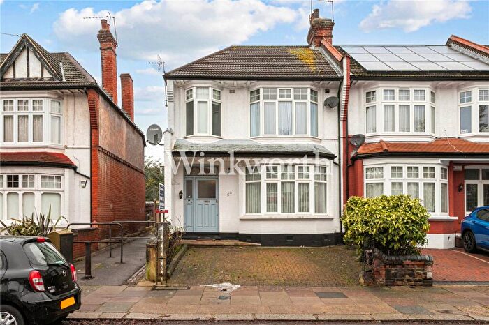 1 Bedroom Apartment For Sale In Caversham Avenue, London, N13