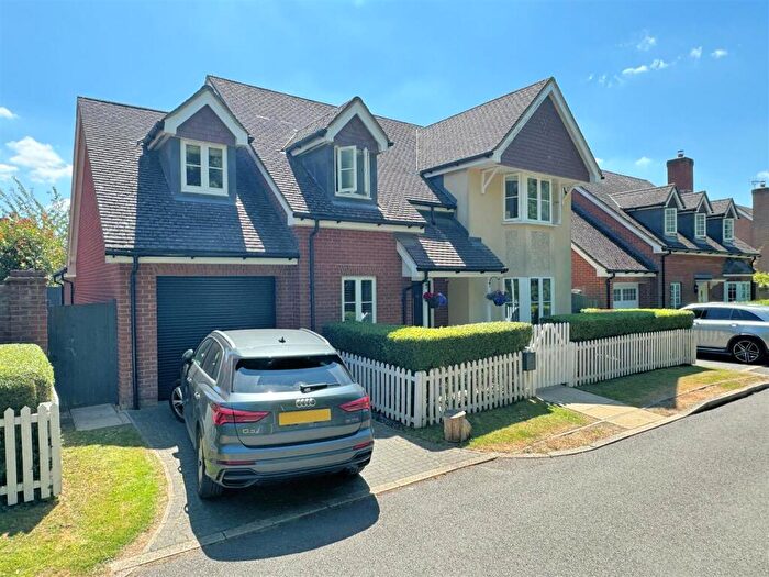 4 Bedroom Detached House To Rent In Detched Family Home - Wendover, HP22