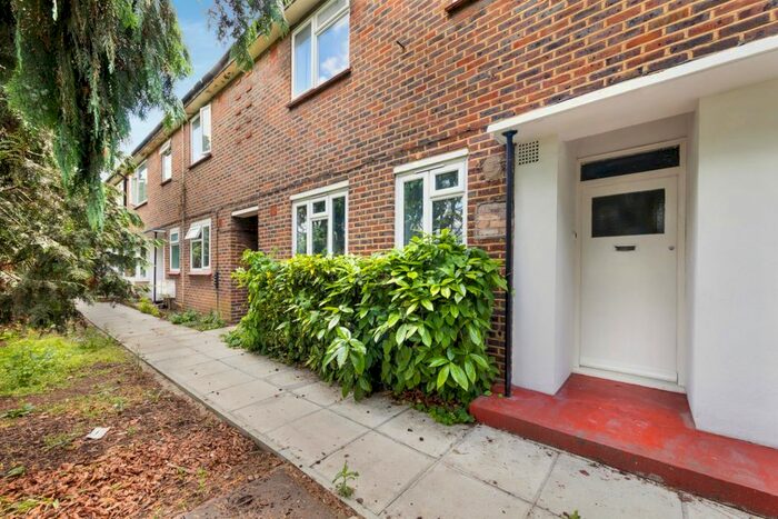 3 Bedroom Maisonette To Rent In Perth Close, London, SW20