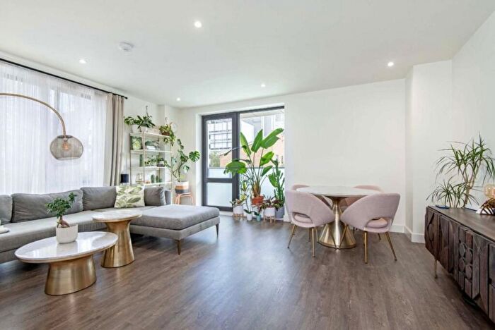 2 Bedroom Flat To Rent In New Village Ave Greater, London, E14