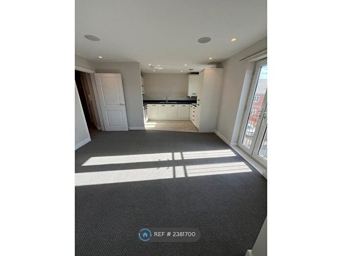 1 Bedroom Flat To Rent In The Square, Loughton, IG10