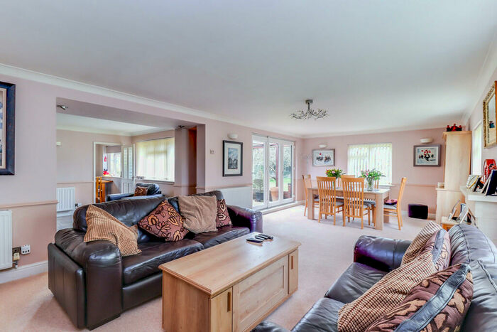 4 Bedroom Chalet For Sale In Osborne Road, Bowers Gifford, SS13