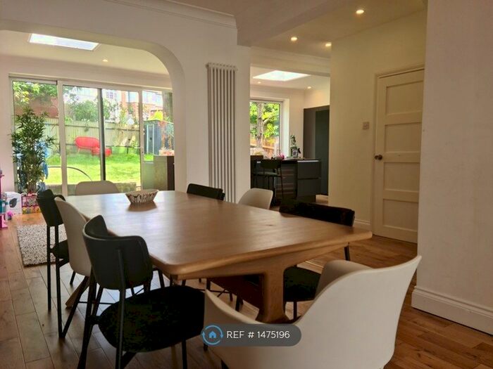 5 Bedroom Semi-Detached House To Rent In Sunnyfield, London, NW7