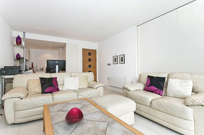 1 Bedroom Flat To Rent In Howard Building, Queenstown Road, London, SW11