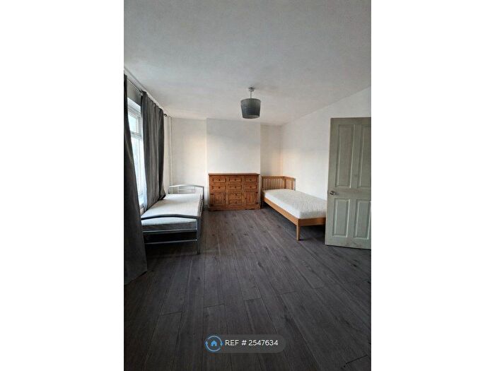 3 Bedroom Maisonette To Rent In Waverley Road, Slough, SL1
