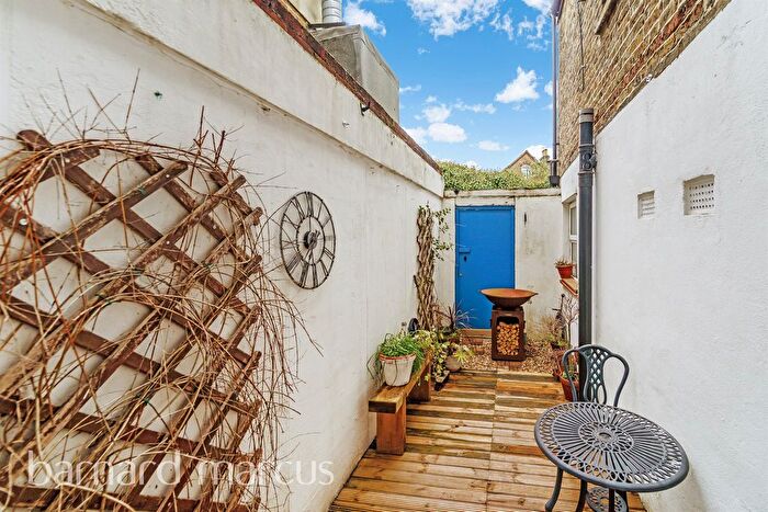 2 Bedroom Flat For Sale In Granville Road, London, SW18