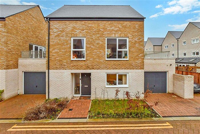 2 Bedroom Link Detached House For Sale In Spritsail Way, Rochester, Kent, ME1