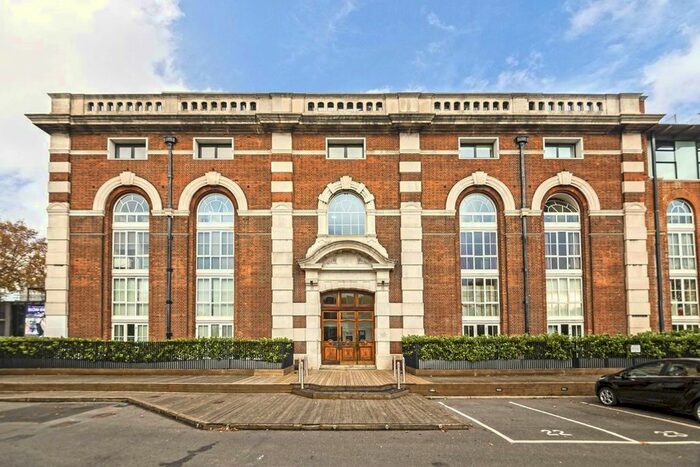 3 Bedroom Flat To Rent In Great West Road, London, W6