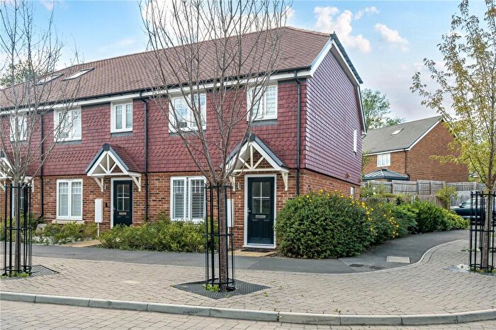 2 Bedroom End Of Terrace House For Sale In Cascade Way, Farnham, Surrey, GU9