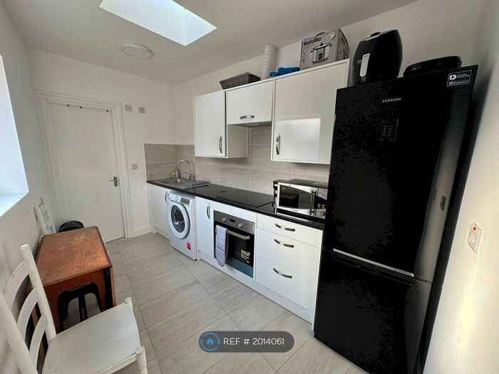 Studio To Rent In Grangewood Avenue, London, RM13