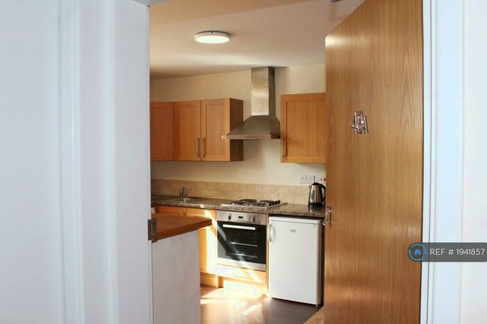 Studio To Rent In Hawks Road, Kingston Upon Thames, KT1