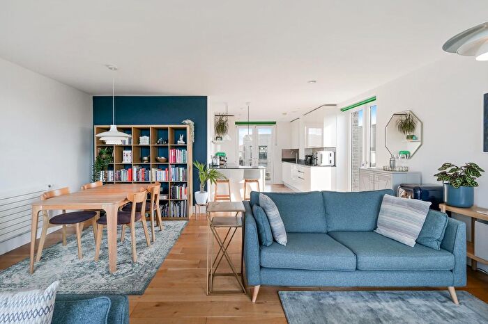 2 Bedroom Flat For Sale In Commerce Road, Brentford Lock West, TW8
