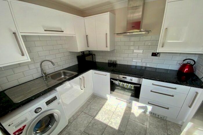 2 Bedroom Flat To Rent In Lonsdale Court, Newcastle Upon Tyne, NE2