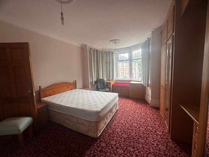 2 Bedroom Flat To Rent In Bed Flat In House Share, Park Avenue, Ilford, Essex, IG1