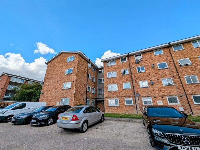 3 Bedroom Flat For Sale In Eastern Avenue, Newbury Park, IG2