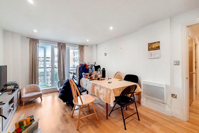2 Bedroom Flat For Sale In Dartmouth House, KT2