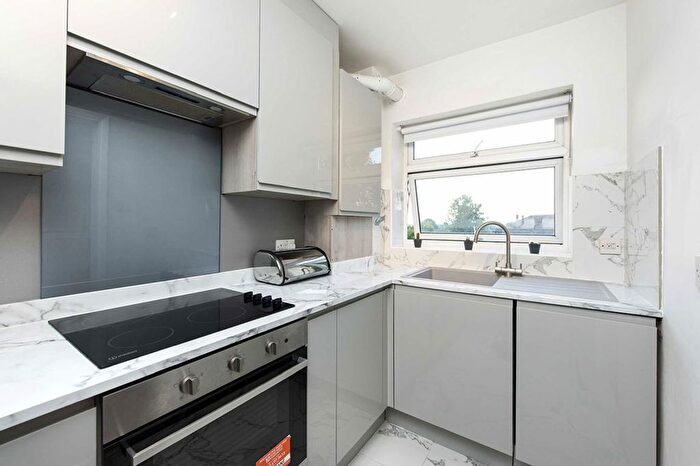 1 Bedroom Flat To Rent In Steeplands, Bushey, WD23