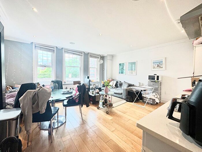 2 Bedroom Flat To Rent In Balham High Road, London, SW17