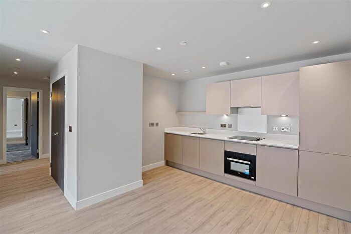 2 Bedroom Apartment For Sale In Petersfield Avenue, Slough, SL2