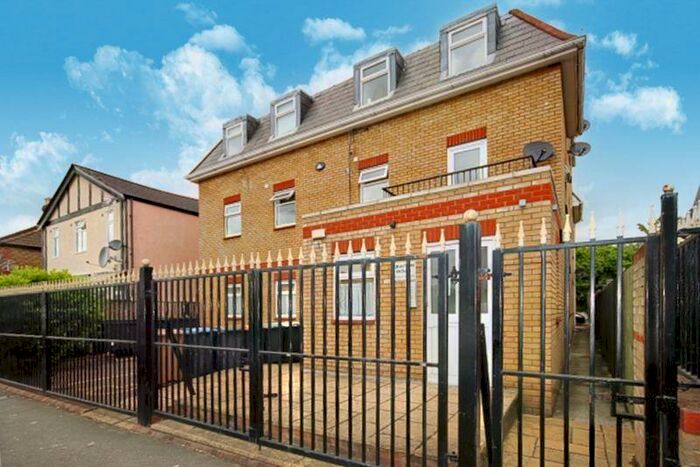 1 Bedroom Flat To Rent In / Grafton Road, New Malden., KT3