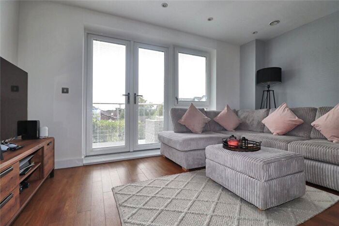 1 Bedroom Flat For Sale In Acer Grove, Woking, Surrey, GU22