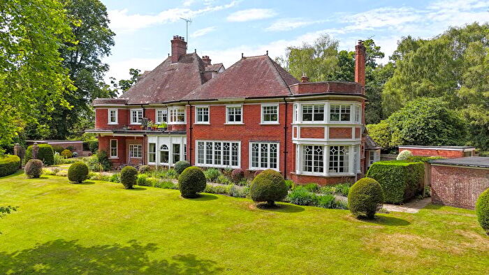 2 Bedroom Apartment For Sale In Bank, Lyndhurst, SO43