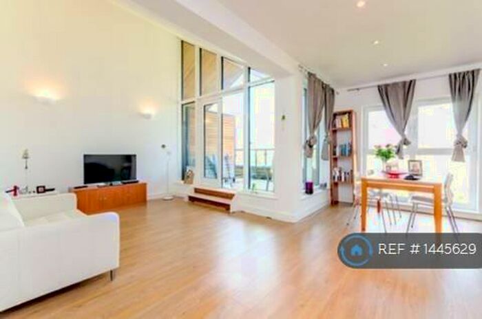 2 Bedroom Flat To Rent In Stratford Court, Woking, GU21