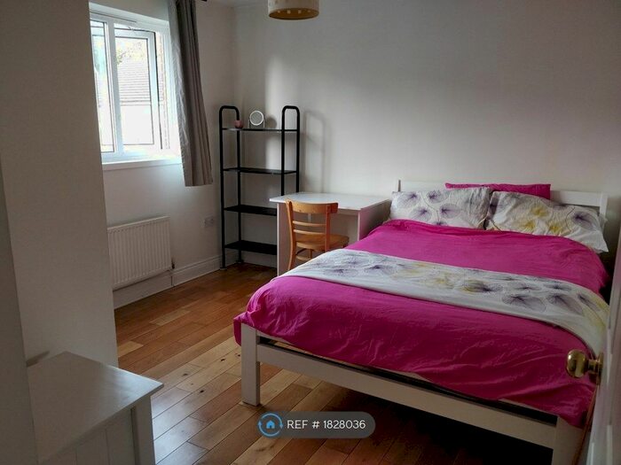 2 Bedroom Flat To Rent In Acacia Close, London, SE8