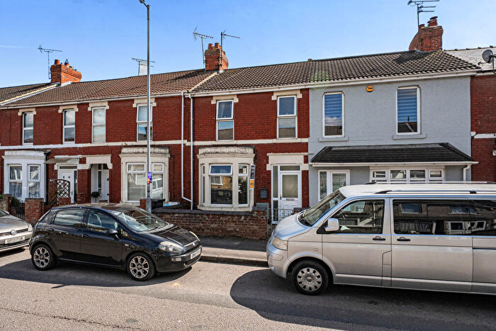 3 Bedroom Terraced House For Sale In Ferndale Road, Swindon, SN2
