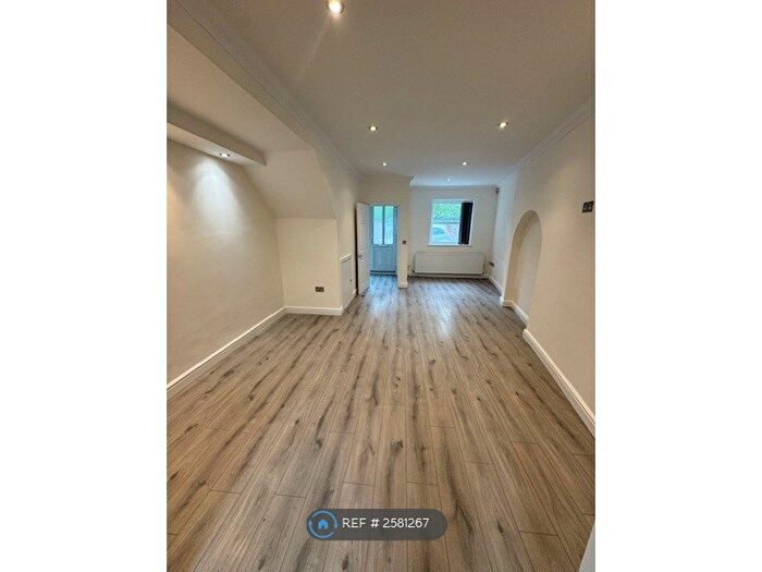 3 Bedroom Semi-Detached House To Rent In Kents Mews, Torquay, TQ1