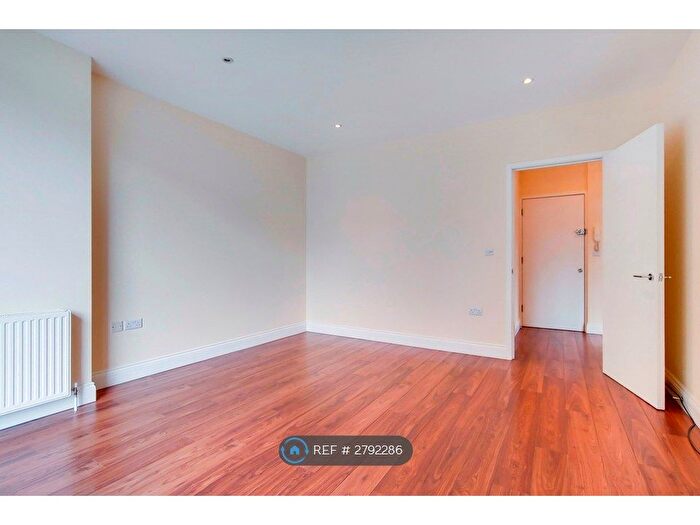 2 Bedroom Flat To Rent In Burntoak Broadway, Middlesex, HA8