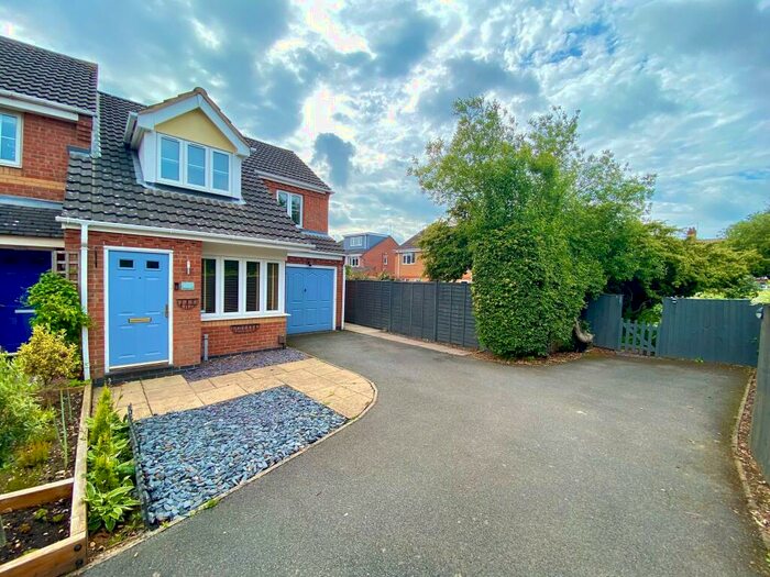 3 Bedroom Semi-Detached House To Rent In Headingley Close, Coalville, LE67