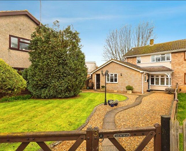 3 Bedroom Semi Detached House For Sale In Tavistock Walk, Aylesbury, HP20