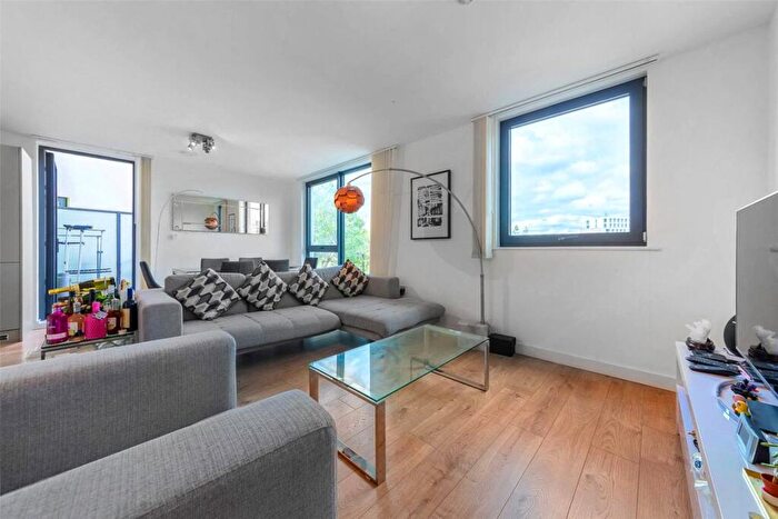 3 Bedroom Flat To Rent In Rotherhithe New Road, Rotherhithe, SE16