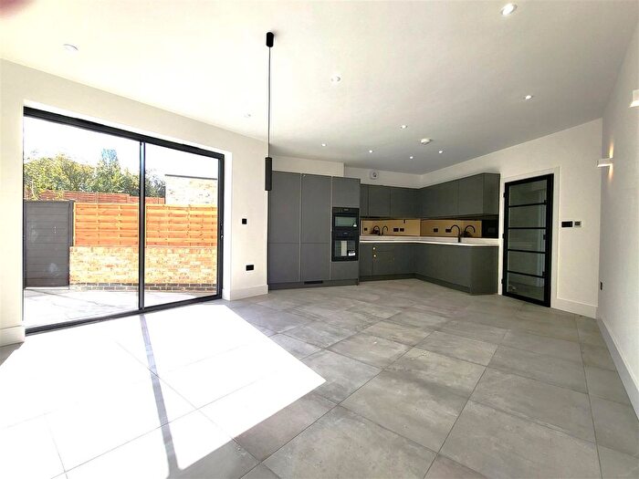 2 Bedroom Flat To Rent In Thornhill Avenue, London, SE18