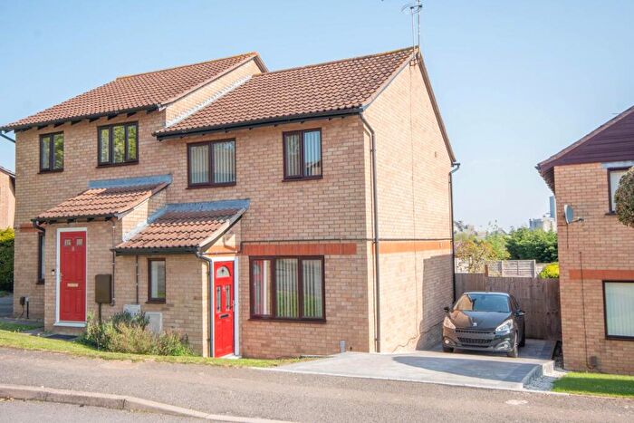 3 Bedroom Semi Detached House For Sale In Kennedy Drive, Rugby, CV22