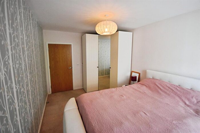 1 Bedroom Flat For Sale In High Street, Brentford, TW8