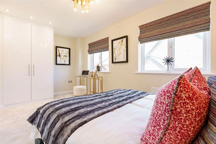 3 Bedroom End Of Terrace House For Sale In Meadowview Road, London, SW20