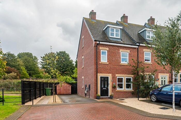 3 Bedroom Town House For Sale In Midwinter Row, Drighlington, BD11