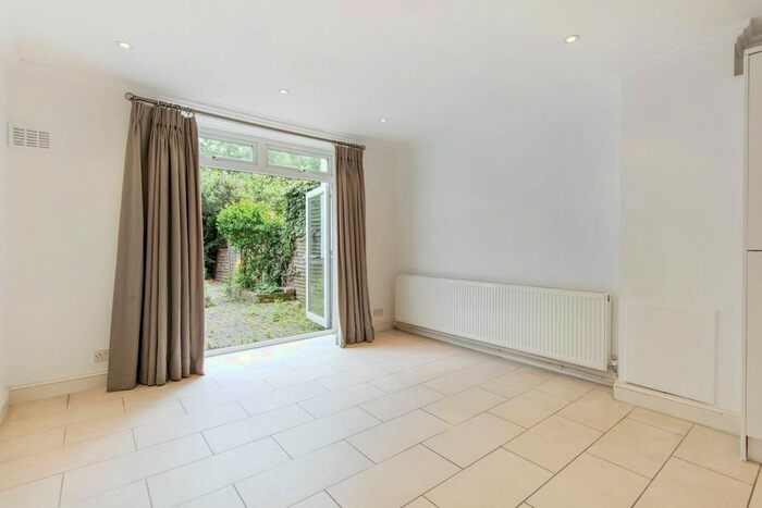 5 Bedroom Flat To Rent In Schubert Road, East Putney, London, SW15