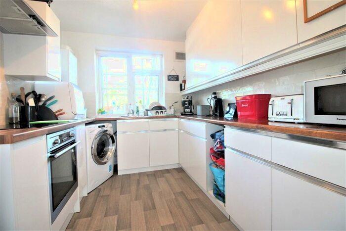 2 Bedroom Apartment To Rent In High Street, Potters Bar, EN6
