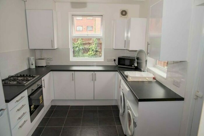 5 Bedroom Semi-Detached House To Rent In Radcliffe Mount, West Bridgford, NG2