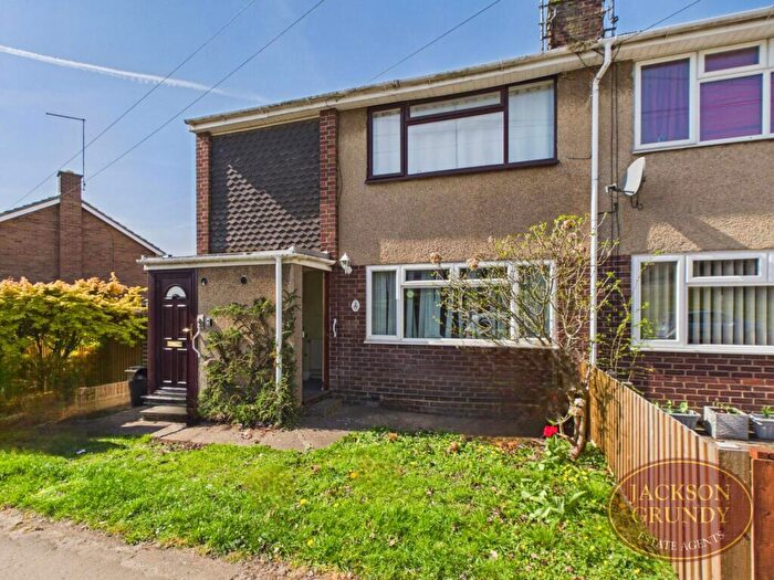 2 Bedroom Ground Maisonette For Sale In Whitehills Crescent, Northampton, Northamptonshire, NN2