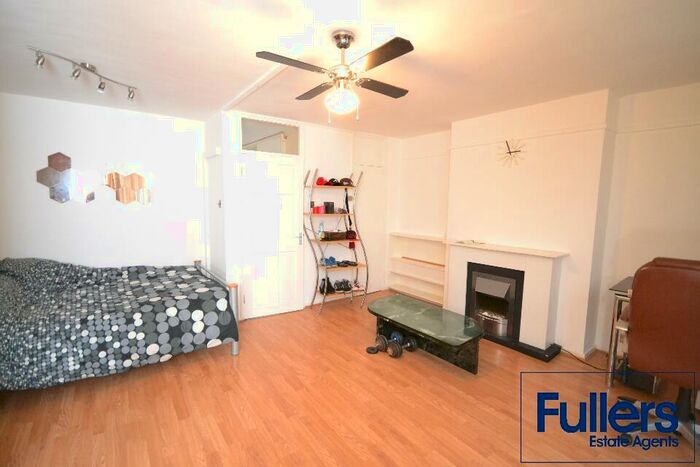 Studio To Rent In Highbury Quadrant, London, N5