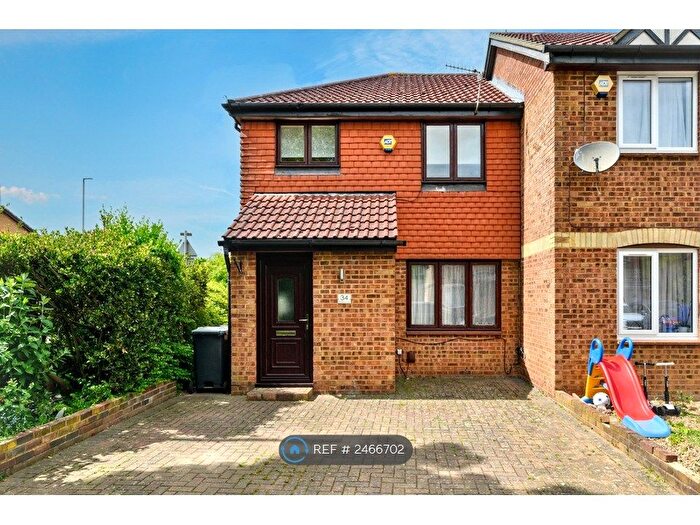 3 Bedroom End Of Terrace House To Rent In Elveden Close, Luton, LU2