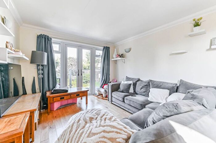 2 Bedroom Flat For Sale In Biggin Hill, Upper Norwood, London, SE19