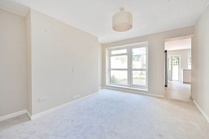 1 Bedroom Flat For Sale In Queens Road, Twickenham, TW1