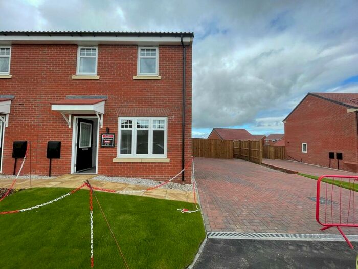 3 Bedroom Town House To Rent In Emperor Avenue, Holmewood, Chesterfield, S42